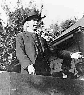 Photo of Wilfrid Laurier giving a speech from a raised platform.