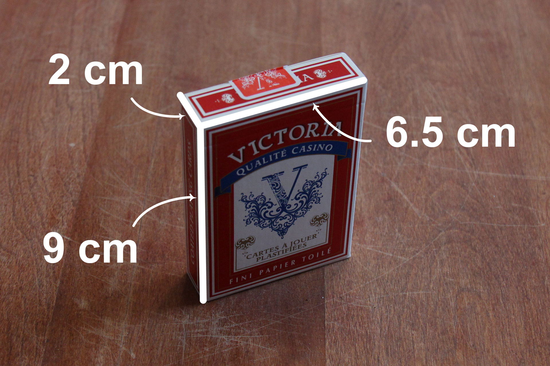 Box of playing cards with dimensions 9 cm, 6.5 cm, 2 cm.